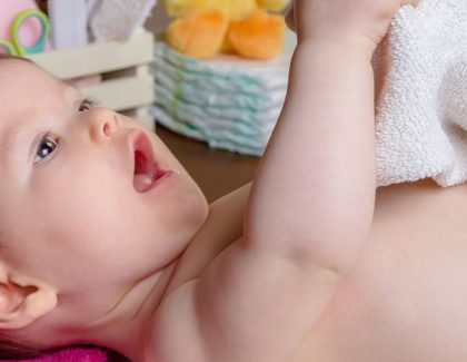 Jak prawidłowo założyć pieluchę dziecku?