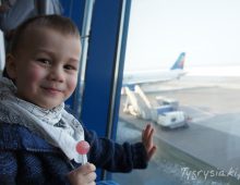 Jak przetrwać z dzieckiem w samolocie i na lotnisku?