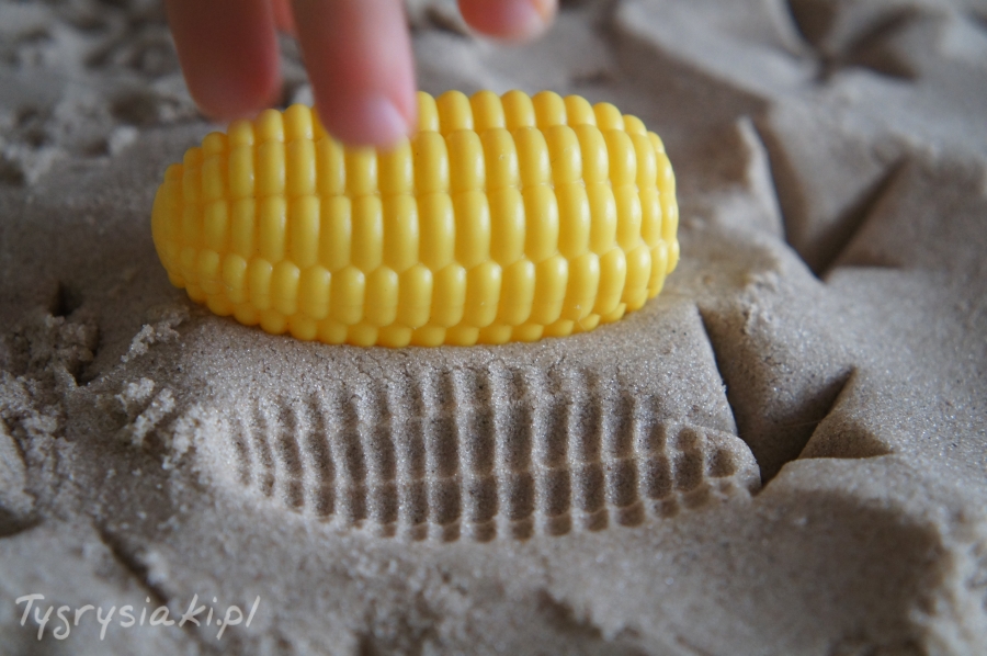 kinetic-sand-piesek-kinetyczny-odcisk-kukurydzy