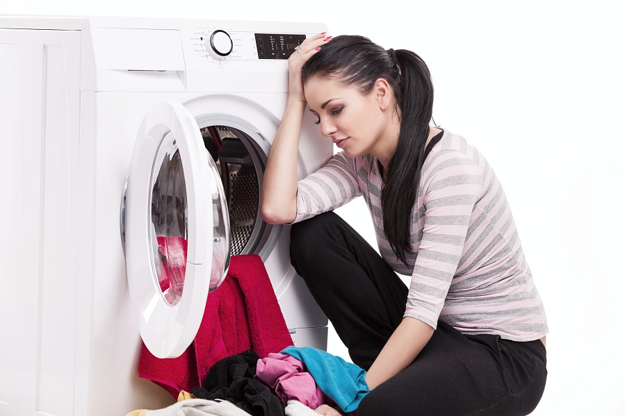 zalamana-kobieta-wyciaga-pranie-z-pralki