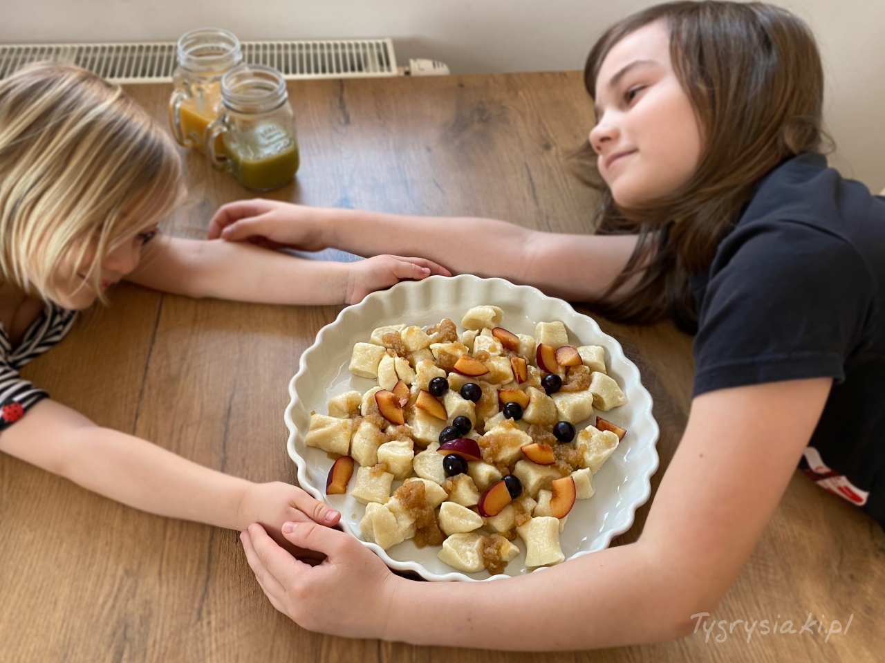 leniwe z owocami głodne dzieci przytulają się do talerza